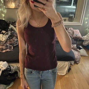 Vinrött linne - Tight vinrött linne😻