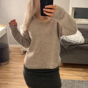 Beige stickad tröja från ONLY - Mysig beige stickad tröja från ONLY i storlek XS. Tröjan har en v-ringad hals och är ribbad. Den har blivit lite nopprig från tvätten (se bild 4).