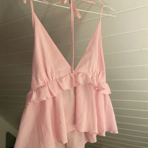 Rosa topp - Gullig rosa topp från shein. Den är i storlek L men skulle säga att den passar med som en M så jag sytt in den i midjan. Fint skick! 