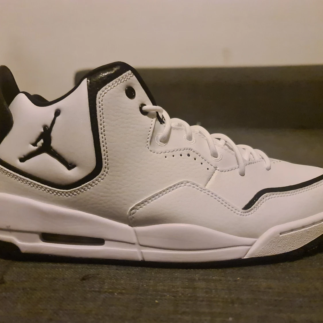 Jordan Courtside 23 i vitt och svart - 91