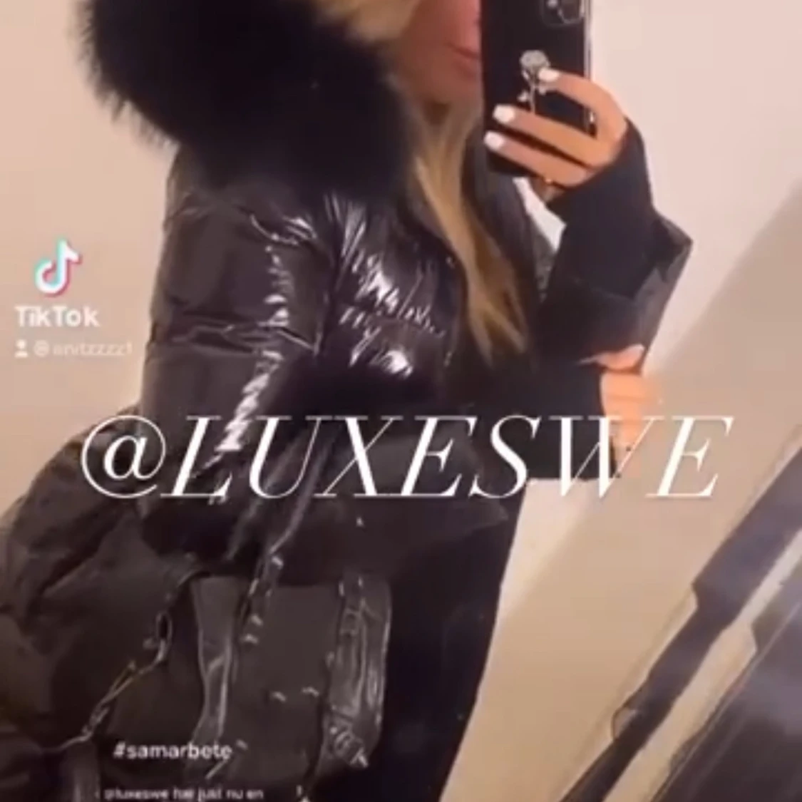 Svart glansig pufferjacka med pälsdetalj - 92