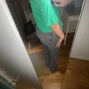 Grå jeansbyxor - Snygga grå jeansbyxor med en klassisk design. Byxorna har en rak/utsvängd passform och är perfekta för en avslappnad stil. Midjemått 34 inrebenslängden 80. De är midrise) 