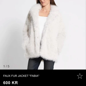 Beige pälsjacka  - Säljer en fluffig och stilren beige faux pälsjacka från lager157. Jackan har en elegant design med långärmad passform och är perfekt för att hålla dig varm och trendig. Ny med prislappar 
