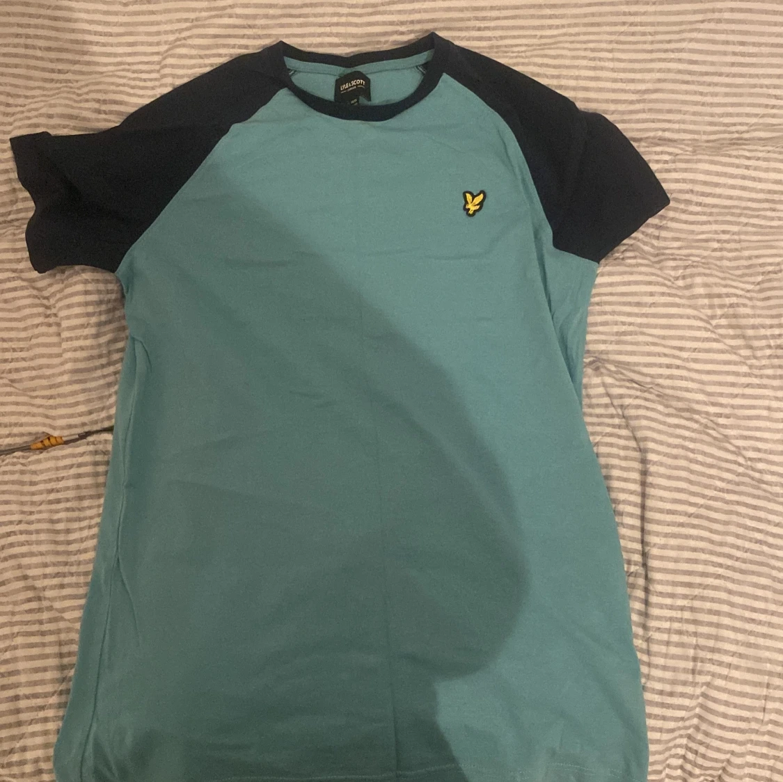 Turkos och marinblå t-shirt från Lyle & Scott