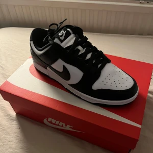 Nike Dunk Low Retro (1 sko höger) - Säljer en Nike Dunk Low Retro i klassisk svart och vit färgkombination.  Är i helt nyskick och aldrig ens testade pga att det inte är min storlek. Storlek 43. Det är bara en sko du köper. 