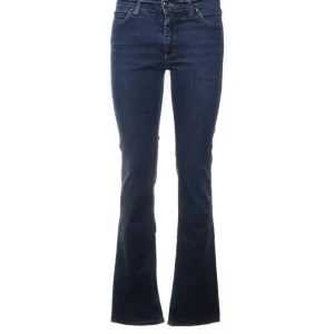 Mörkblå bootcut jeans - Snygga mörkblå bootcut jeans med låg midja. Perfekta för en stilren look med klassisk femficksdesign och knappgylf. Passar utmärkt till både vardag och mer uppklädda tillfällen.