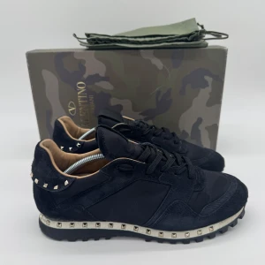 VALENTINO ROCKRUNNERS  - - Valentino Rockrunners- Skick: 9,5/10 - Tillbehör: Enbart skorna - Storlek 42 sitter som 43 - Nypris ca 7500kr // DeluxeCloset