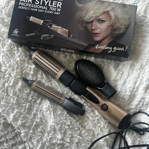 Hårstyler från OBH Nordica - Säljer en OBH Nordica hårstyler med 700 W effekt. Inkluderar flera utbytbara borsthuvuden för olika stylingalternativ. Perfekt för att skapa volym och lockar. Den är inprensip helt oanvänd!🥰❤️