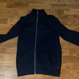 Jack and Jones hel zip hoodie - Jack and Jones hel zip hoodie, säljer den eftersom att den är för liten på mig och bara legat i garderoben, skick 10/10 aldrig använt bara testat hemma. Perfekt för lager-på-lager. Ny pris 650 kan gå ner i pris vid snabb affär