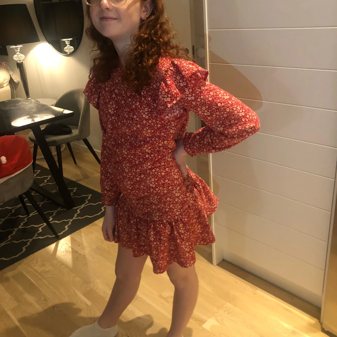 Röd blommig klänning med volangdetaljer - 91