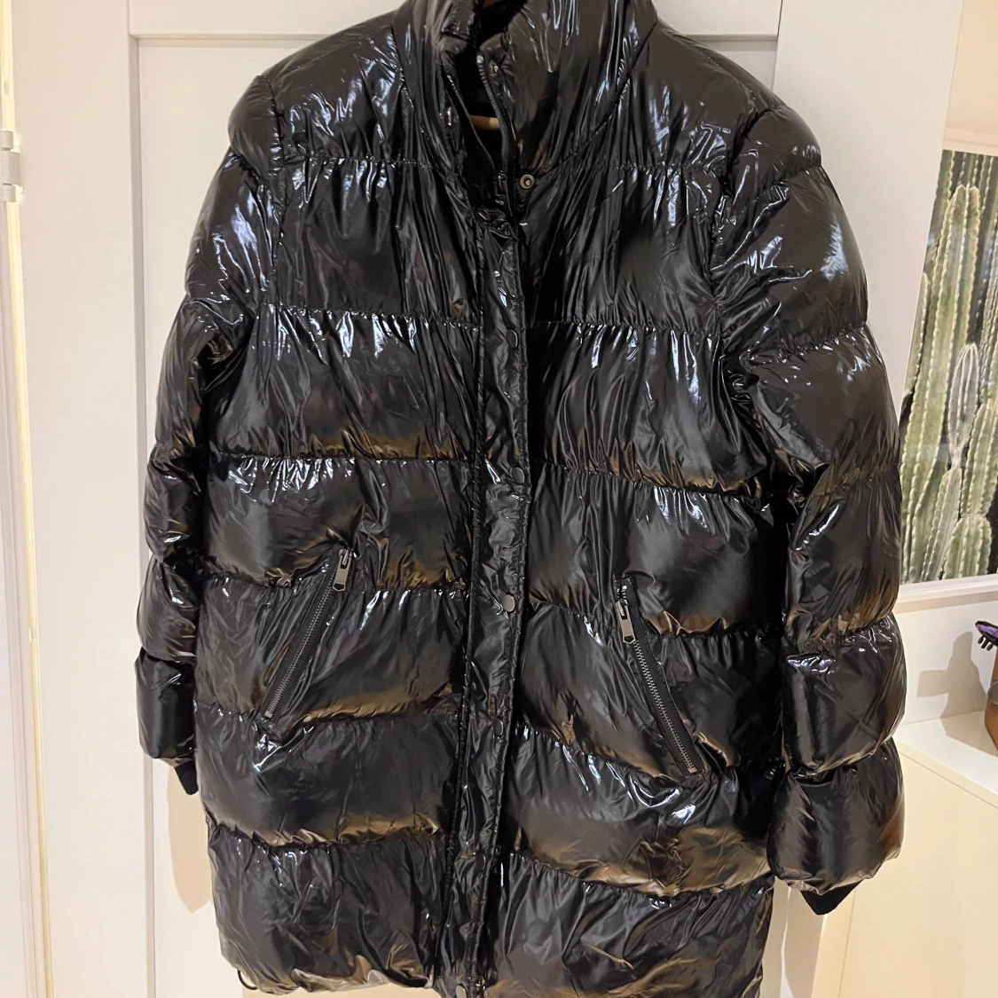 Svart glansig pufferjacka från Urban Bliss