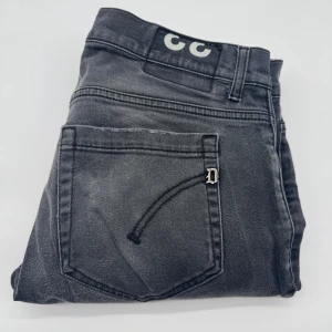 DONDUP GEROGE JEANS  - - Dondup George jeans - storlek 33, benlängd: 100cm, midjemått: 41cm - Nypris runt 4000 - Kontakta för fler frågor eller funderingar // Deluxecloset 