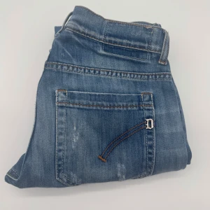 DONDUP GEORGE JEANS  - - Dondup George jeans - storlek 31, benlängd: 100cm, midjemått: 37cm - Nypris runt 4000 - Kontakta för fler frågor eller funderingar // Deluxecloset 