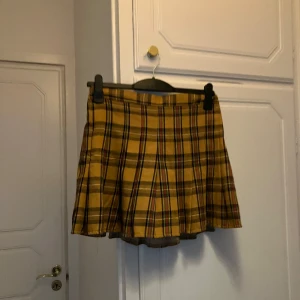 Rutig kjol - Gul pleated kjol med inbyggda shorts! 