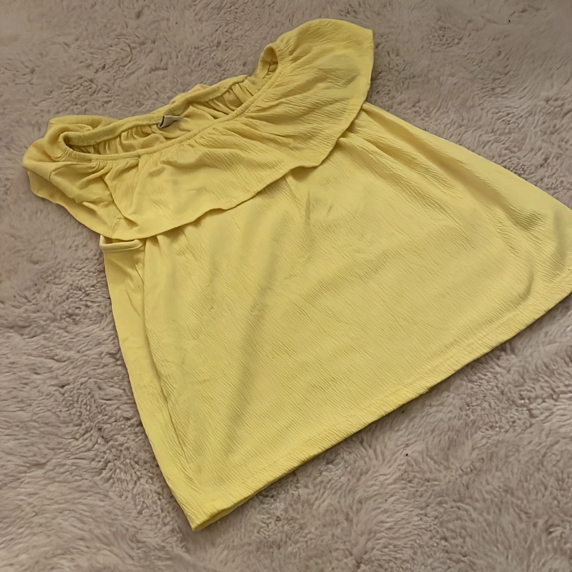 Gul offshoulder topp från Lindex - 92