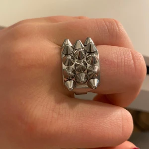 Edblad ring - Cool ring i silver med flera spetsiga nitar på ovansidan. Perfekt för att ge din outfit en tuffare look. Ringen har en bred design och är använd men inga synliga defekter!! Pris kan diskuteras