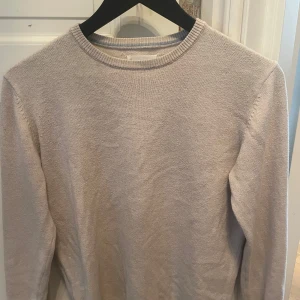 Beige stickad tröja - Säljer en beige stickad tröja. Storleken är 152 för barn 