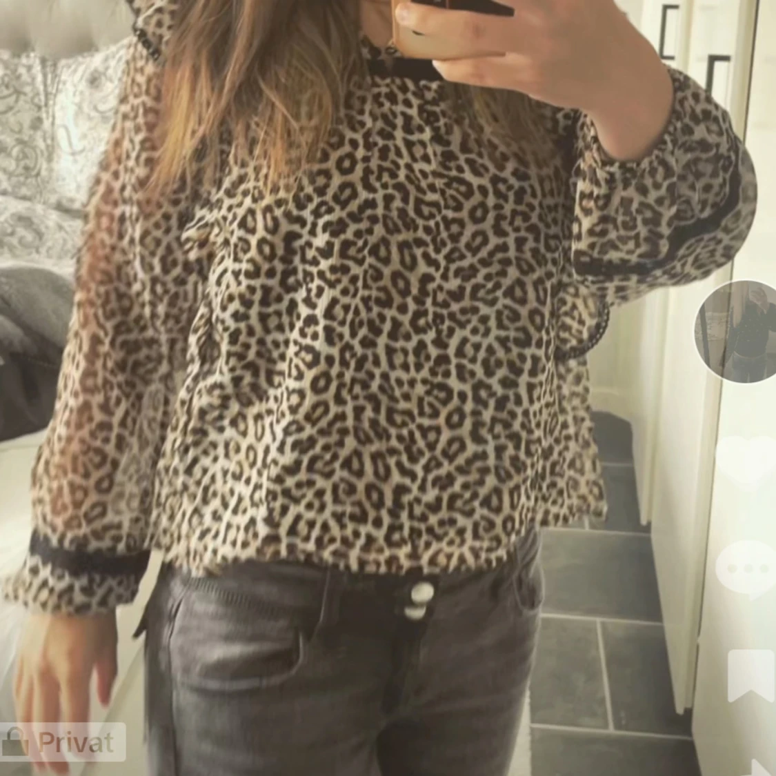 Leopardmönstrad blus med volangdetaljer - 90