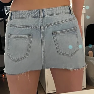 Ljusblå jeanskjol - Trendig ljusblå jeanskjol med klassisk femficksdesign. Perfekt för en avslappnad stil. Passar XXS-S