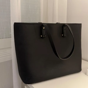 Svart axelväska - svart axelväska i rätt så bra skick, inga tydliga skador, man får plats med bland annat dator, kläder osv❤️