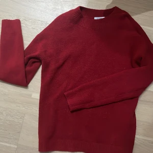 Röd stickad tröja - Säljer min röda stickade tröja då den ej kommer till användning längre. ❤️❤️ Storleken är XS men passar perfekt på mig som bär S-M!  Pris kan diskuteras! 