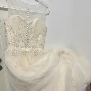 Helt ny och oanvänd, köpt från anininas butik i Helsingborg för mer än 7000 passar S och M. Perfekt för sommarbröllop 