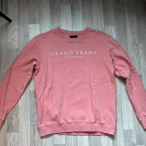 Rosa sweatshirt från Grand Frank - Säljer en stilren rosa sweatshirt från Grand Frank. Perfekt för en avslappnad stil.