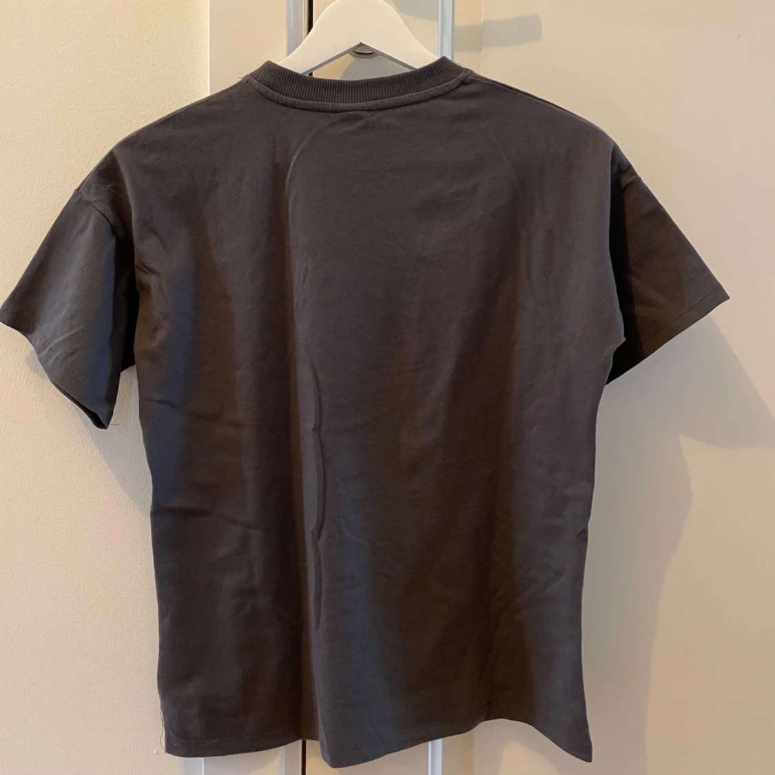 Svart t-shirt med tryck från Lindex - 1