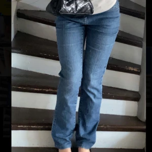 Blå lågmidjade bootcut jeans  - Säljer ett par snygga blå lågmidjade jeans från Linnea i storlek 34 och har midjemått 38💕Den har jätte fina broderade detaljer på bakfickorna och en snygg passform. Lite utsvängda som man kan se på bilden🎀💞