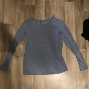 Långärmad tröja - Hej! Säljer nu min fina tröja då jag inte använder den längre. Den är i nyskick. 