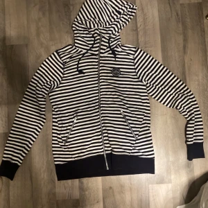 Hoodie - Säljer nu denna fina hoodie då den bara ligger i garderoben. Knappt använd. 