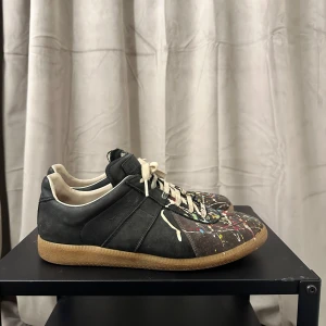 Maison Margiela gats  - Maison margiela skor. Storlek: 41. Skornas utsida är i väldigt bra skick, ser nästan nya ut. Insidan är fortfarande fräsch men har lite skavanker, såsom en reva i hälarna. Äkthetsbevis finns. Skiv vid frågor och funderingar. 