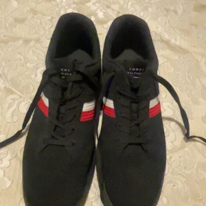 Tommy Hilfiger Skor - Hej, säljer dessa skor för 650kr. De är i nyskick då de endast använts som finskor vid speciella tillfällen. Hör av dig vid intresse!