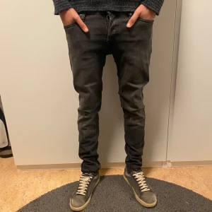 Jack and Jones jeans - J&J jeans modell slimfit glenn i storlek 30/32. Grå/svart med en schysst tvätt. Modellen är 185cm. Hör av er vid frågor!