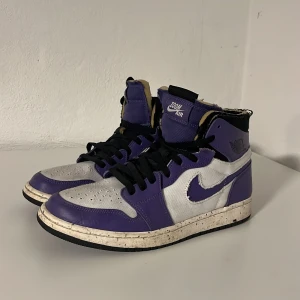 Air Jordan 1 High Zoom - Storlek 43 men passar 42. Bra skick! Endast använd en sommar.