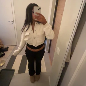 Vit croppad jacka från Nelly  - Säljer en stilren vit/beige croppad jacka, köpt nyligen från Nelly och andvänd 1gång.Perfekt och kan enkelt matchas med olika outfits.