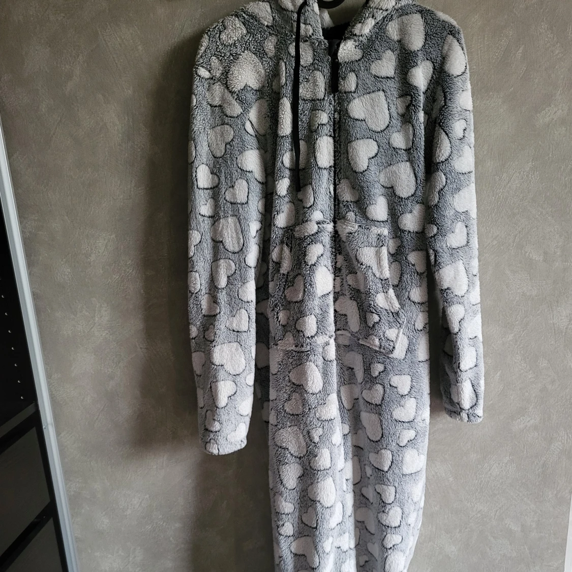 Grå onesie med hjärtmönster från Esmara