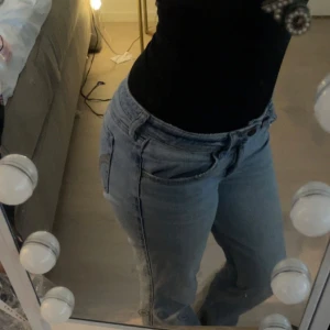 Blå lågmidjade flare jeans - Säljer ett par klassiska blå flare jeans. De har en låg midja och femficksdesign. Perfekta för en avslappnad stil. Super söta!❤️