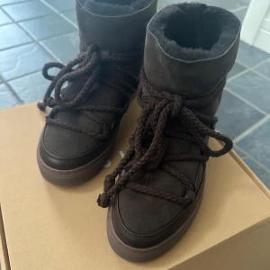 Bruna boots från Inuikii - Säljer nu ett par jättefina bruna Inuikii då de var för små för mig! Aldrig använda, endast testade💕 Kan tänkas sänka priset vid snabb affär💕 Skriv för mer frågor!