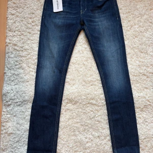 DONDUP George jeans  - Snygga blå jeans från Dondup i slim fit. Jeansen är helt nya och nypris för dessa är 3000sek. 