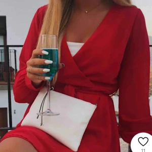 Röd klänning - Röd V ringad klänning med band, dragkedja i sidan💕inga fläckar eller liknande se dock sista bilden för en söm som gått upp, tror den borde vara rätt lätt att du om man är duktigt på det🥰❤️