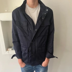 Feild jacket  - Tjena! Säljer en helt ny Feild jacket i grymt skick. Passar perfekt till kallare temperaturer. Kom gärna med frågor!🤗pris går diskutera
