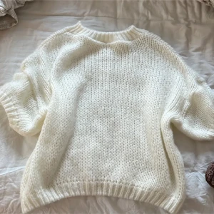 Vit stickad tröja - Mysig vit stickad tröja med korta ärmar. Chunky stickad och väldigt fint gjord! Använd en gång så inte nopprig