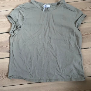 Sage t-shirt från H&M Divided - Säljer en enkel sage (grå-grön) croppad t-shirt från H&M Divided! 