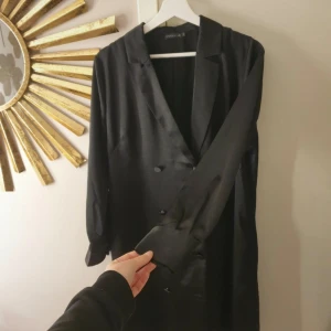 kavaj klänning I satin - från Stockholm LM, jättefint skick. Nypris var 999kr 