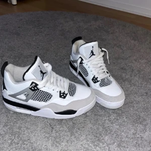 Nike Air Jordans i vit och grå - Nike air jordans vita 