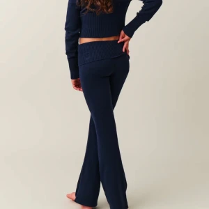 Mörkblå/ Navy knitted yoga pants  - Färgen ser mörkare ut på bilden men ser exakt ut som på andra bilden (marinblå). 
