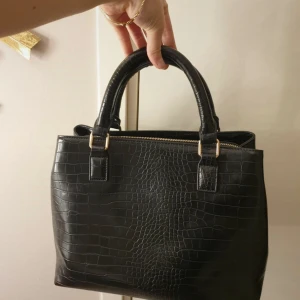 väska  - väska från Åhléns, den är använd en gång och är i nyskick 