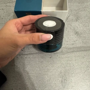 Rituals doftspridare refill - Säljer en refill för doftspridare från Rituals, The Ritual of Hammam. Produkten kommer i en elegant blå förpackning och är perfekt för att fylla på din befintliga doftspridare. Upplev en fräsch och avkopplande atmosfär i ditt hem.