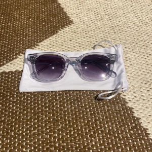 Chimi 02 Grey - Chimi. Modell 02. Färg Grey. Aldrig använda. Original förpackning, original glasögon påse, NK- påse och kvitto medföljer.  Hör av er vid fler bilder/ funderingar.